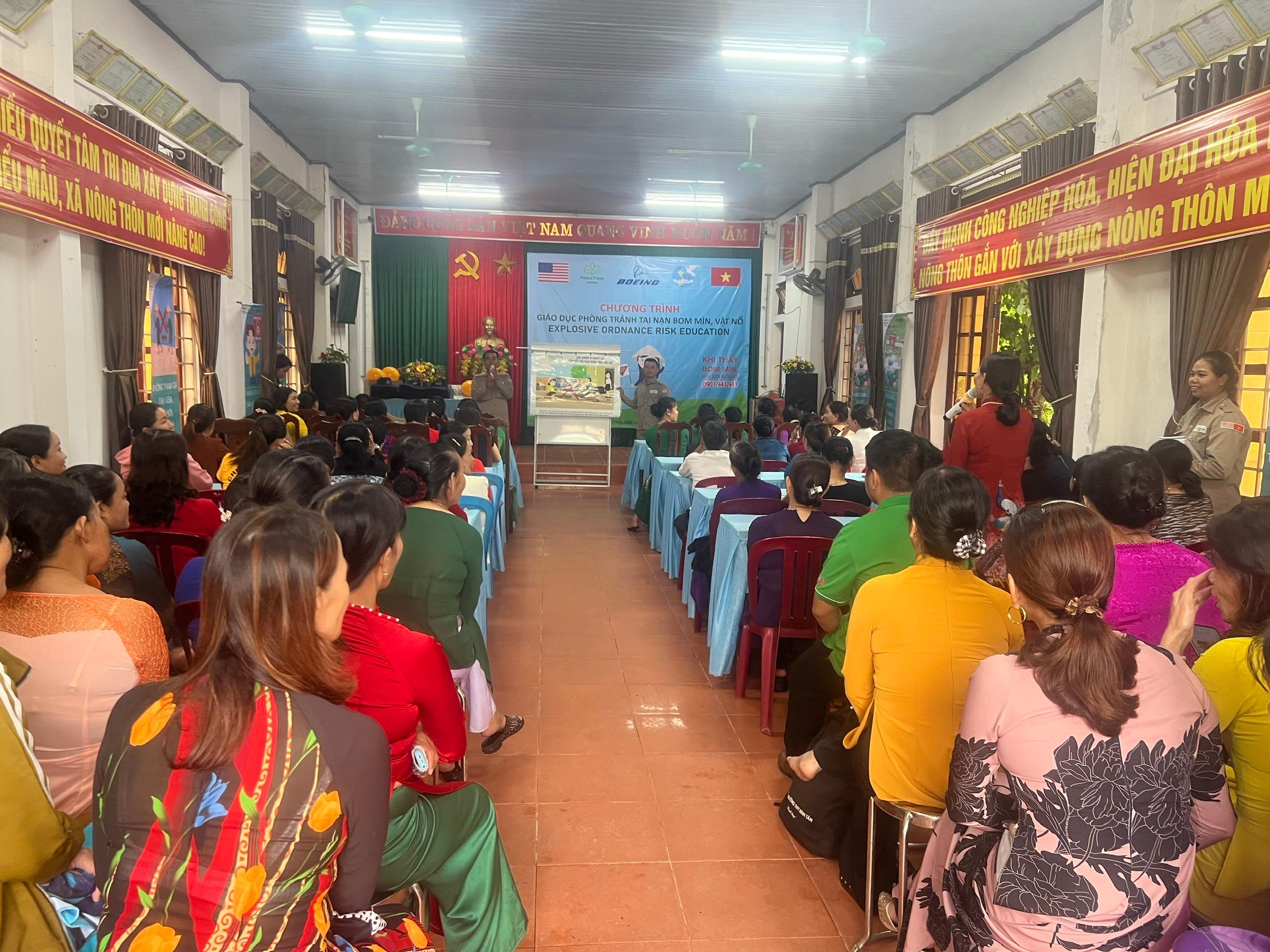 Hội Liên hiệp Phụ nữ xã Cam Hiếu: phối hợp Dự án PeaceTrees Vietnam Quảng Trị tổ chức Chương trình giáo dục phòng tránh tai nạn bom mìn, vật nổ tại cộng đồng